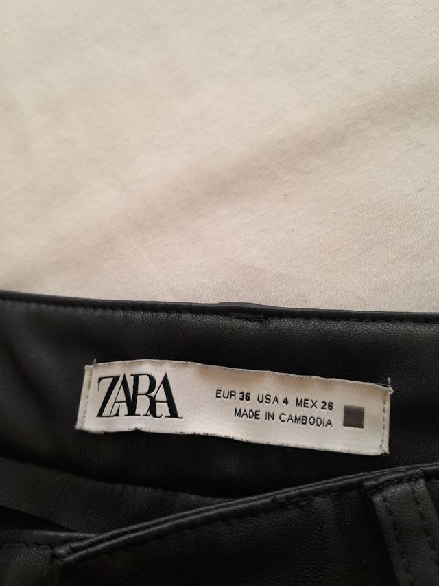 Pantalón efecto piel Zara
