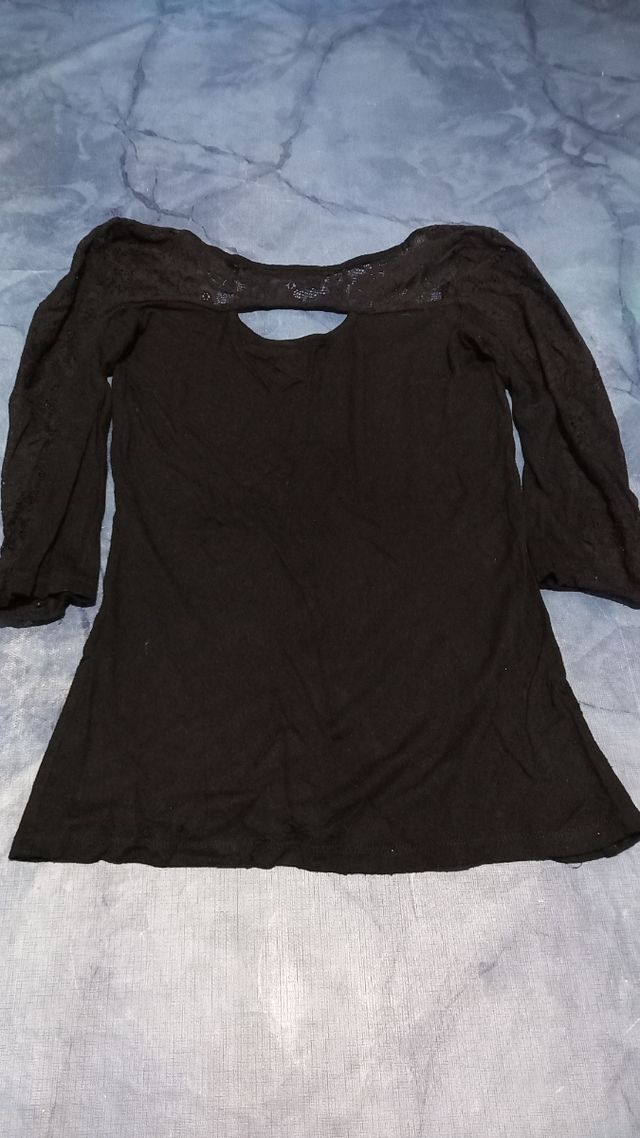 Camisa negra con transparencias