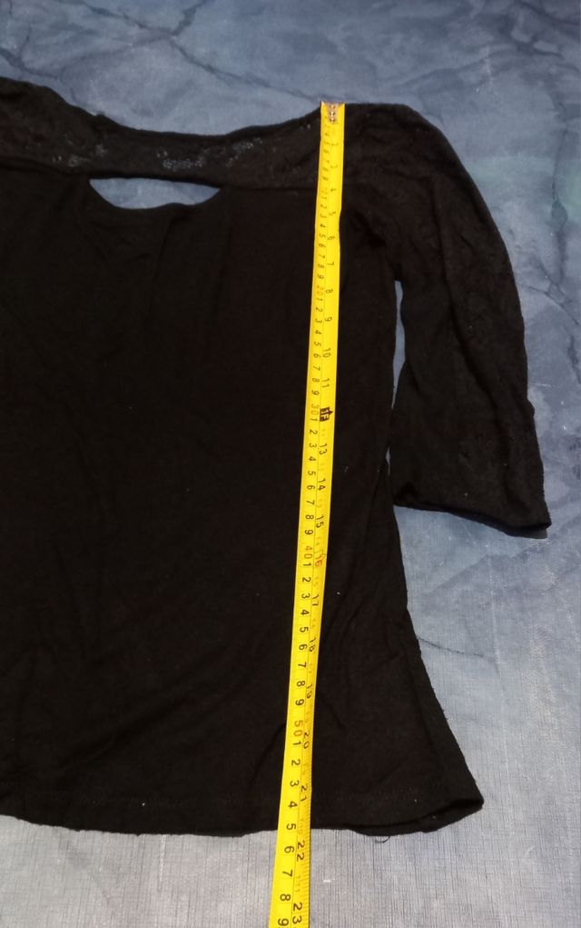 Camisa negra con transparencias