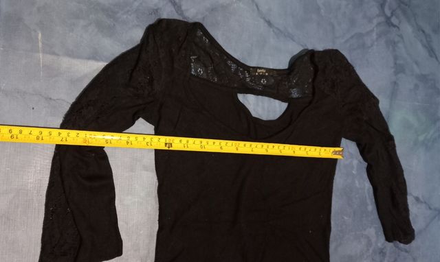 Camisa negra con transparencias