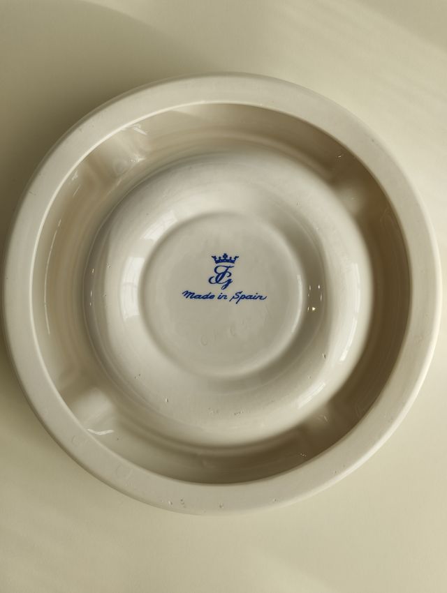 CENICERO DE CERÁMICA CON EL ESCUDO DE ESPAÑA