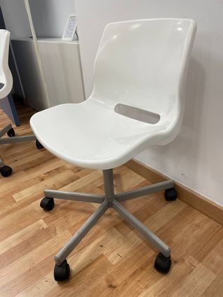Silla de plastico con ruedas