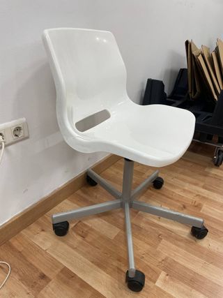 Silla de plastico con ruedas