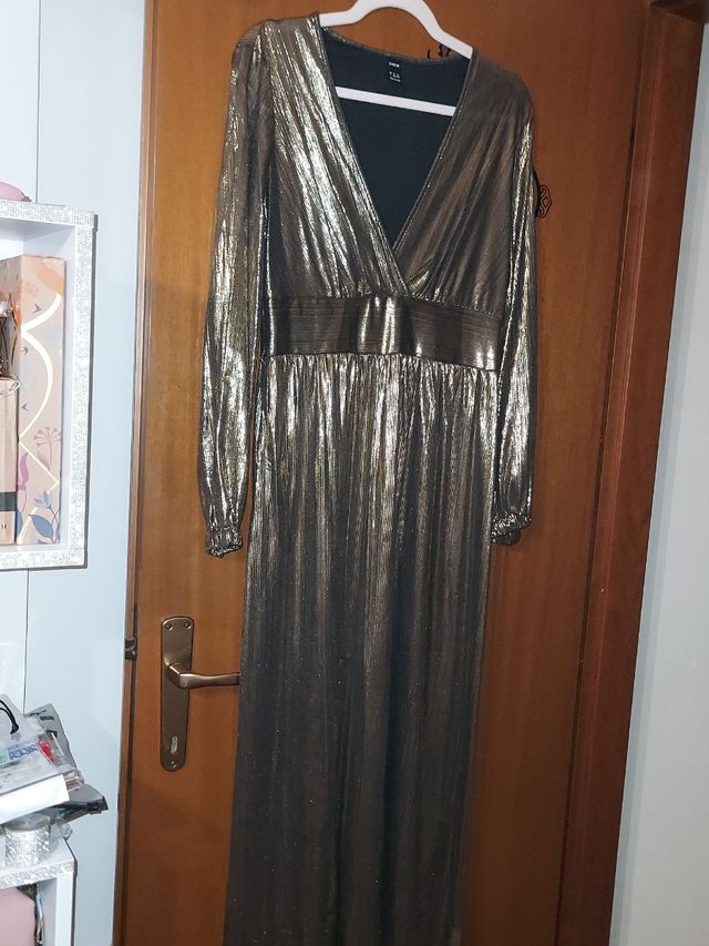 Vestito dorato con maniche lunghe