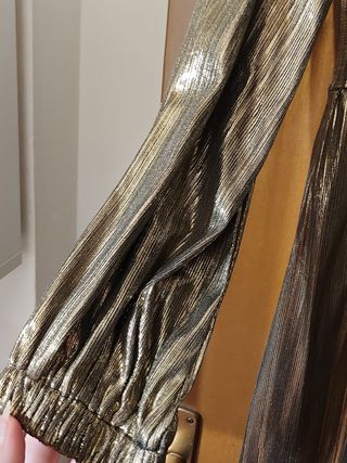 Vestito dorato con maniche lunghe