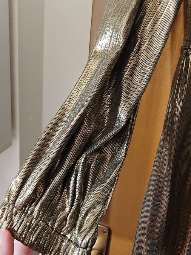 Vestito dorato con maniche lunghe