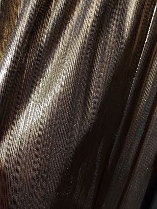 Vestito dorato con maniche lunghe