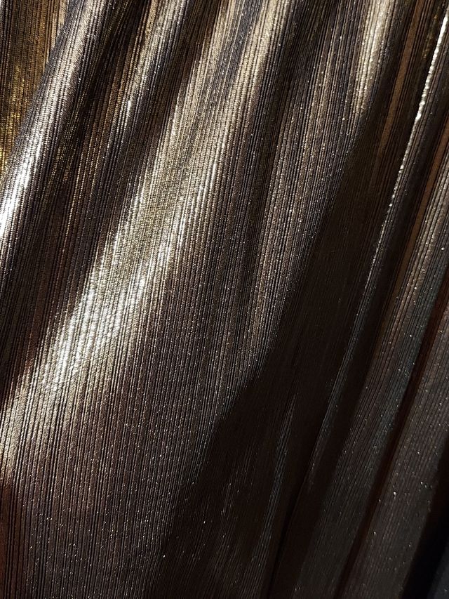 Vestito dorato con maniche lunghe