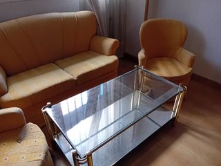 Sillones antiguos y mesa centro