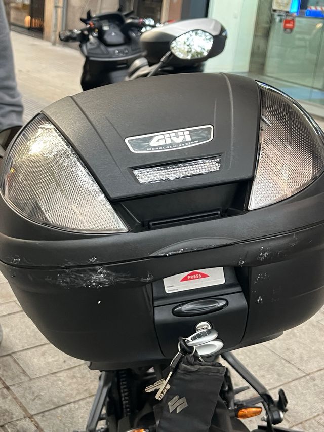 Maleta Moto Givi con soporte y todo para montarla
