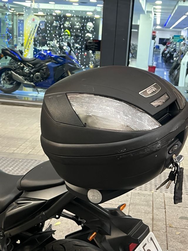 Maleta Moto Givi con soporte y todo para montarla