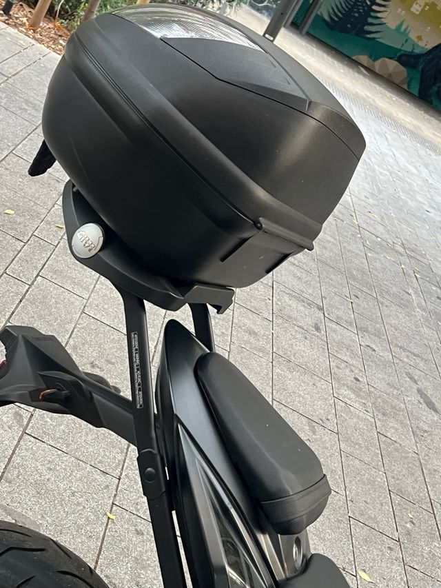 Maleta Moto Givi con soporte y todo para montarla