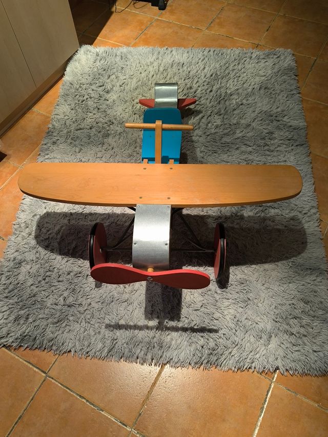Avión de madera, con ruedas.
