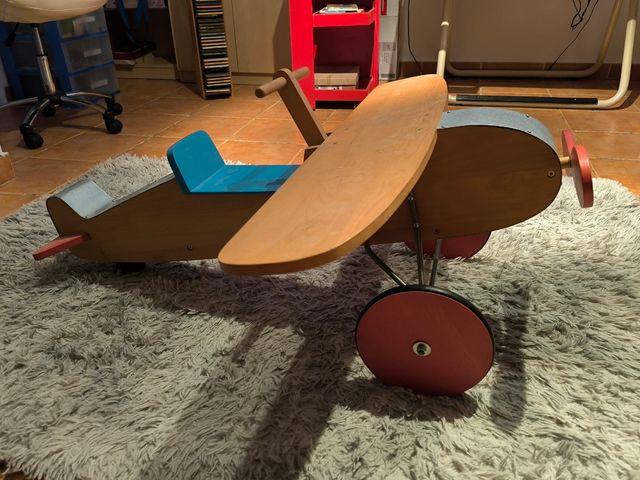 Avión de madera, con ruedas.