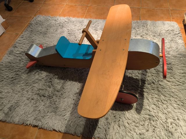 Avión de madera, con ruedas.