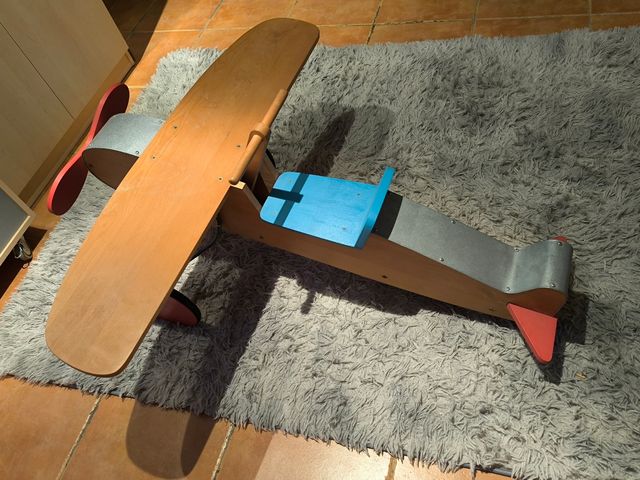 Avión de madera, con ruedas.