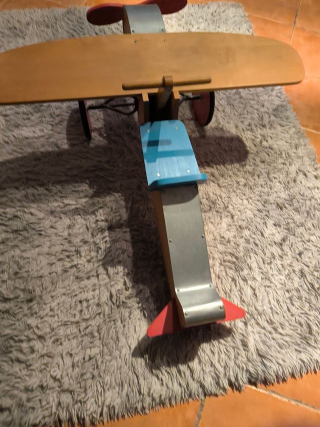 Avión de madera, con ruedas.