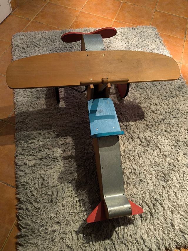 Avión de madera, con ruedas.