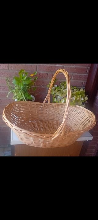 Cesta de mimbre sin estrenar. Solo venta en person