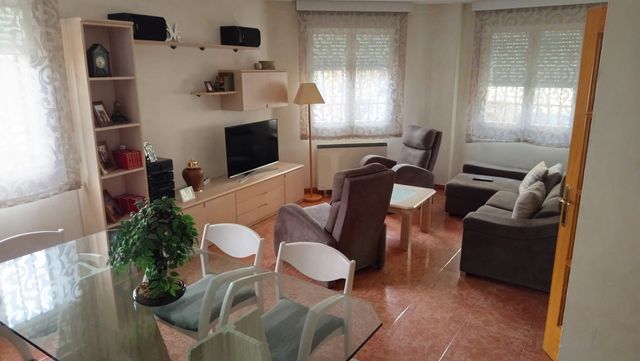 CASA MUY GRANDE EN YECLA CON COCHERA