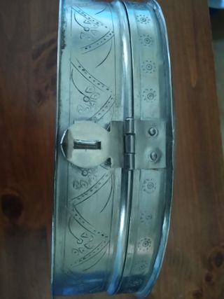 Caja metálica repujado