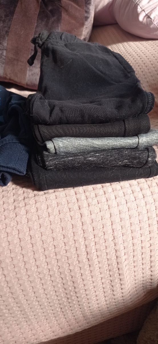 Unos cuantos pantalones de chándal niño