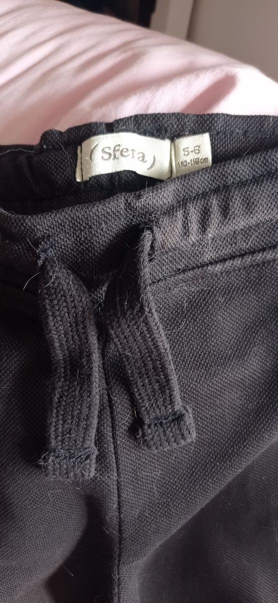 Unos cuantos pantalones de chándal niño