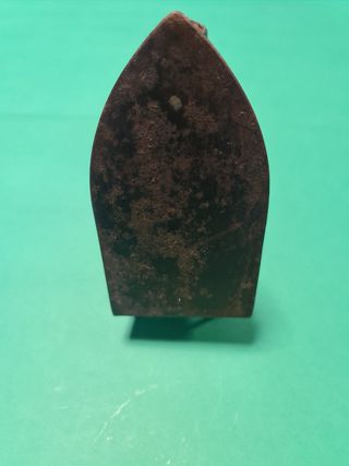 Antigua plancha eléctrica con soporte.