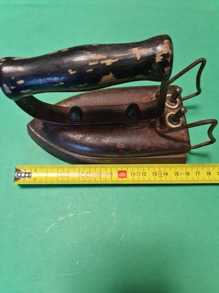 Antigua plancha eléctrica con soporte.