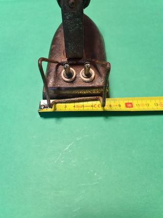 Antigua plancha eléctrica con soporte.