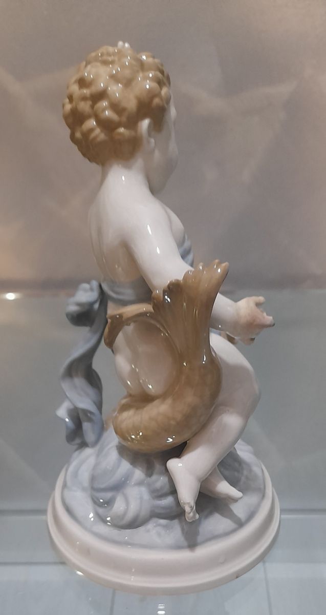 Antica statua putto in porcellana spagnola