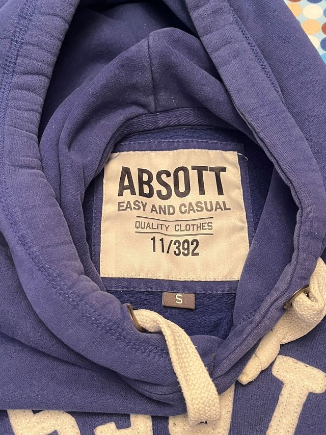 Sudadera azul con capucha