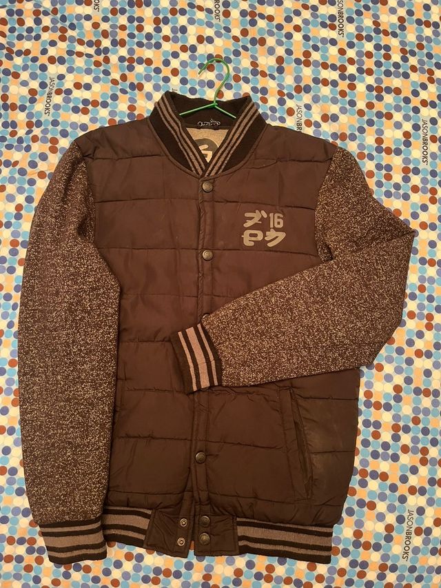 Cazadora negra acolchada