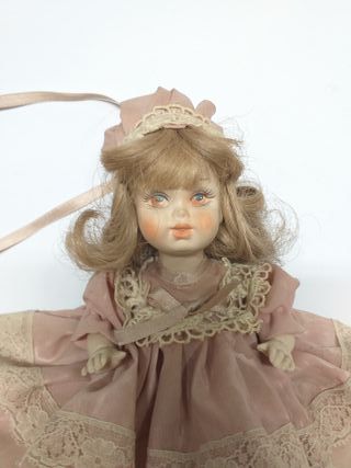 Bambola in porcellana 3