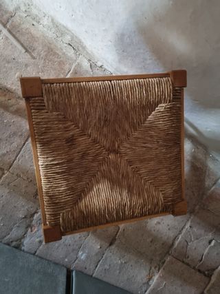 LOTE DE 2 TABURETES EN MADERA Y ESPADAÑA