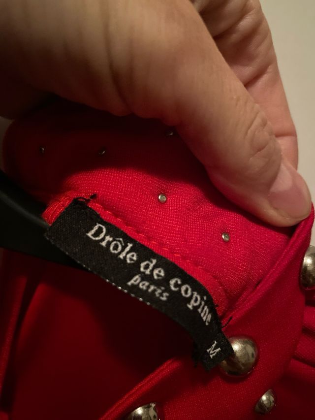 Abito rosso con borchie