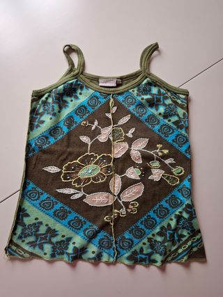 Camiseta verde con estampado frontal