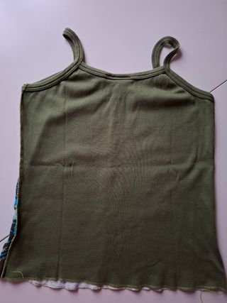 Camiseta verde con estampado frontal