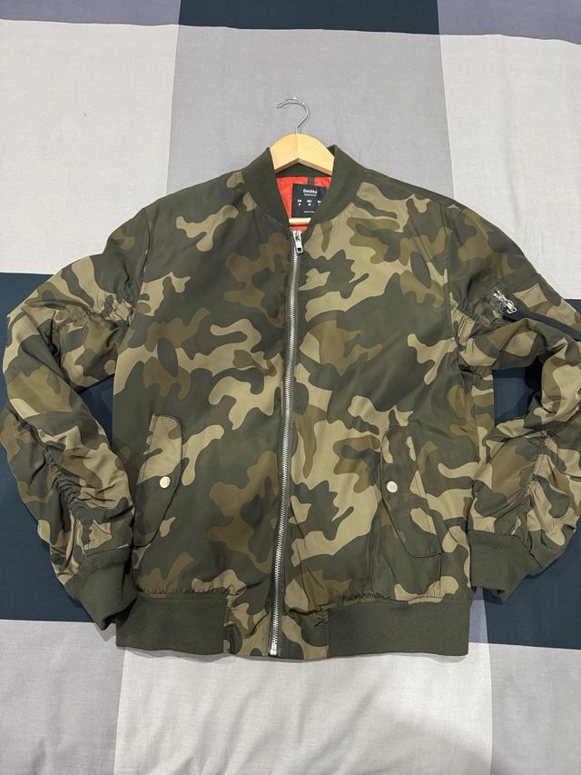 Chaqueta Bershka camuflada