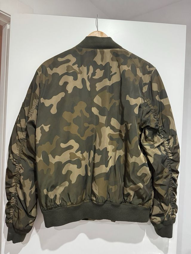Chaqueta Bershka camuflada