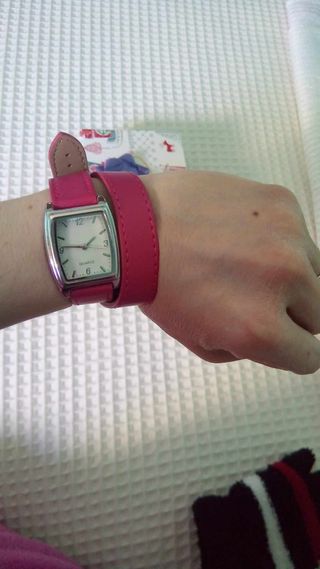 Reloj analógico para mujer.