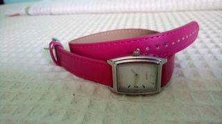 Reloj analógico para mujer.