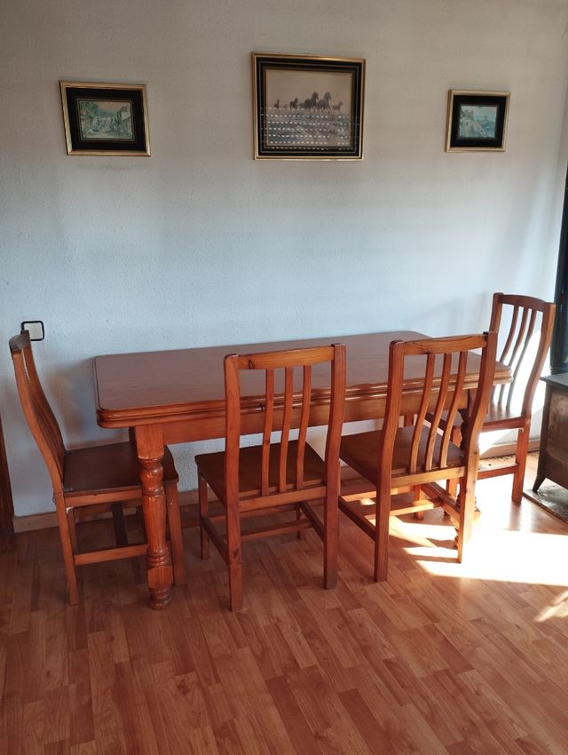 Mueble y mesa de comedor rústicos