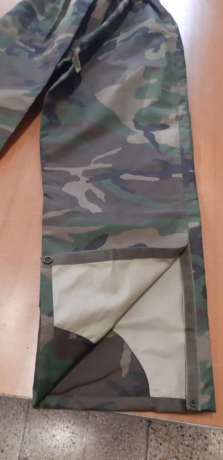 Sovrapantalone mimetico.