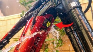 Tapón puerto de carga Mondraker Amarillo Mejorado
