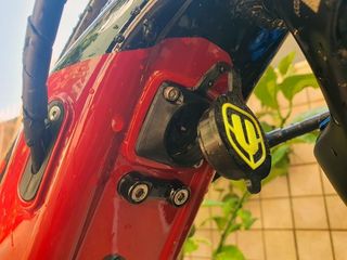 Tapón puerto de carga Mondraker Amarillo Mejorado