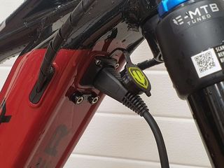 Tapón puerto de carga Mondraker Amarillo Mejorado