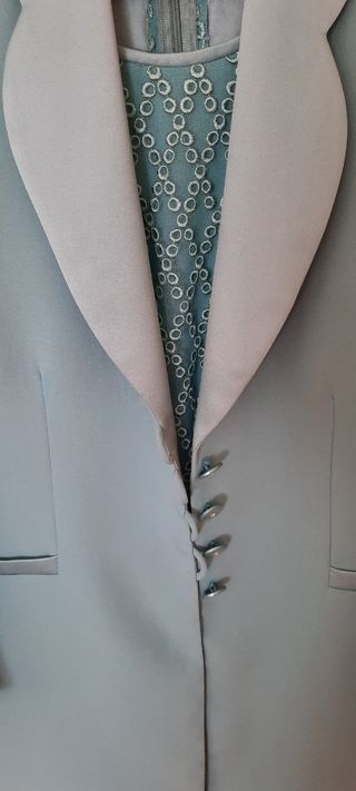 Conjunto de vestido y blazer-chaqueta.