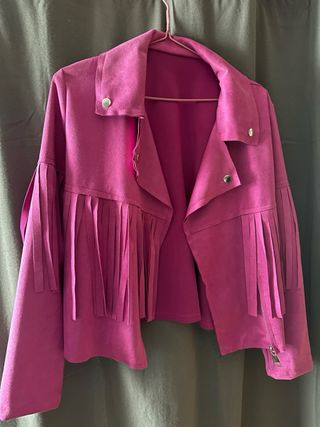Chaqueta de ante rosa con cremallera.