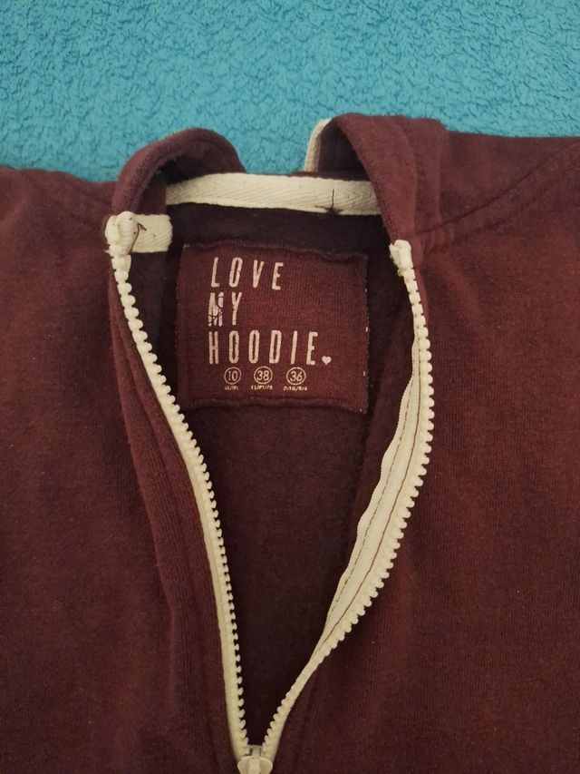 Sudadera lefties burdeos.